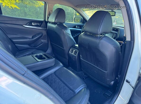 1N4AA6AP8HC365784 2017 NISSAN MAXIMA Белый Вид салона спереди