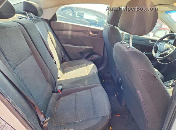 3KPC24A39JE018383 2018 HYUNDAI ACCENT White Widok wnętrza z tyłu