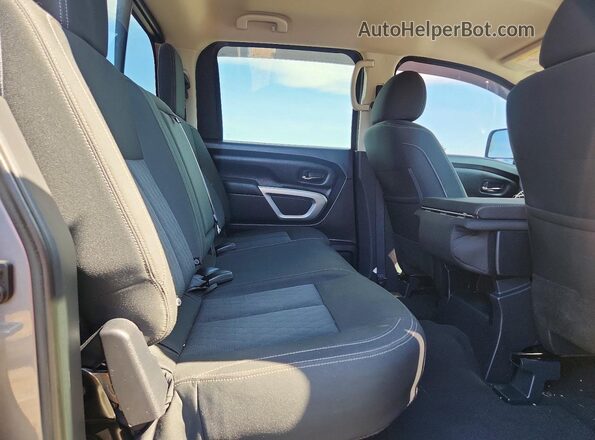 1N6BA1F32HN563236 2017 NISSAN TITAN Gray Widok wnętrza z tyłu