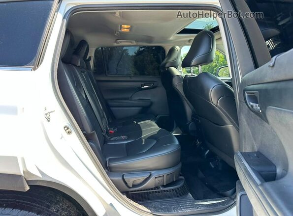 5TDHBRCH2NS538576 2022 TOYOTA HIGHLANDER White Rear seats view