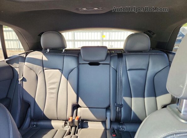 WA1AVAF10KD018936 2019 AUDI Q8 Gray Widok wnętrza z tyłu