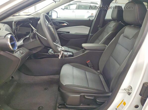 KL77LHEP6TC065493 2026 CHEVROLET TRAX Белый Вид панели приборов