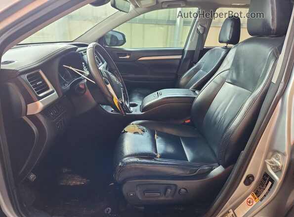 5TDKZRFH8HS516910 2017 TOYOTA HIGHLANDER Серебряный Вид панели приборов