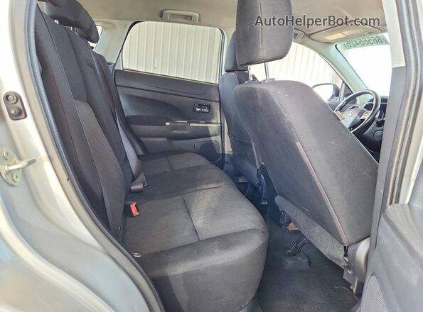 JA4AP4AU9LU023695 2020 MITSUBISHI OUTLANDER Silver Widok wnętrza z tyłu