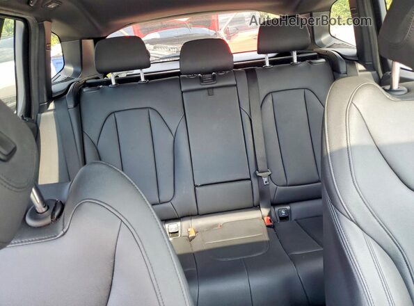 5UXTY3C08L9C92422 2020 BMW X3 Silver Widok wnętrza z tyłu