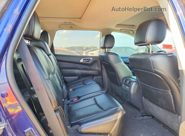 5N1DR2MN8HC692992 2017 NISSAN PATHFINDER Blue Widok wnętrza z tyłu