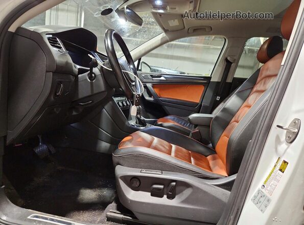 3VV4B7AX3JM067594 2018 VOLKSWAGEN TIGUAN White Вид салону спереду