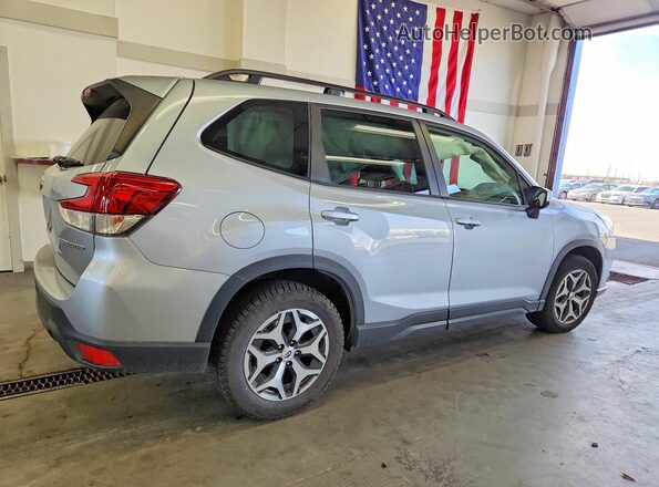 JF2SKAEC8PH443683 2023 SUBARU FORESTER Серебряный Передняя правая четверть