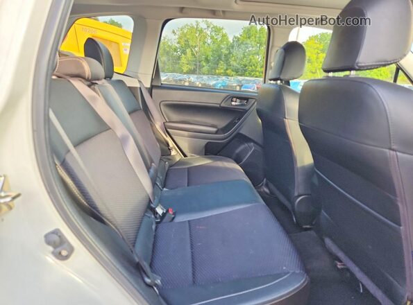 JF2SJAEC2JH489021 2018 SUBARU FORESTER White Սալոնի հետևի տեսք