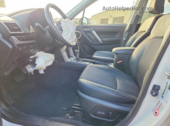 JF2SJAEC2JH489021 2018 SUBARU FORESTER White Սալոնի դիմացի տեսք
