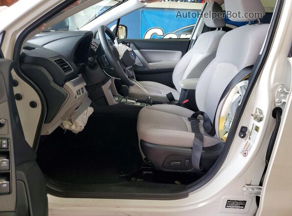 JF2SJAGC9HH515251 2017 SUBARU FORESTER White Widok wnętrza z przodu