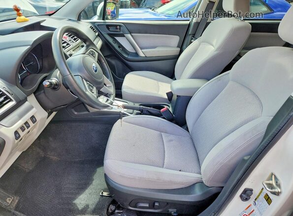 JF2SJAGC9JH575116 2018 SUBARU FORESTER White Սալոնի դիմացի տեսք