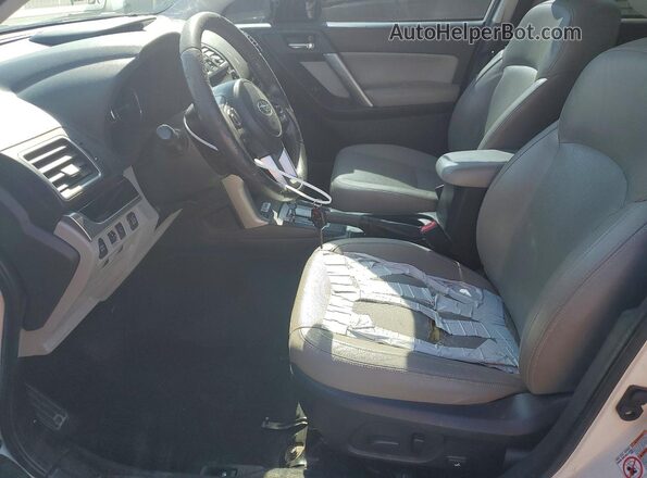 JF2SJARC4HH429813 2017 SUBARU FORESTER White Vista interior delantera