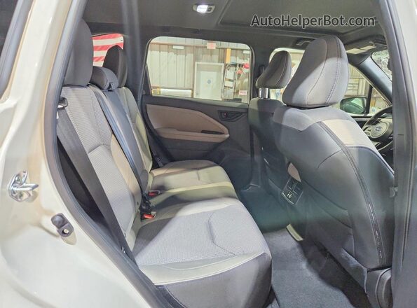 JF2SLDBCXSH593712 2025 SUBARU FORESTER White Вид задньої частини салону