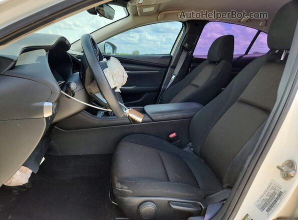 JM1BPAAL4M1332235 2021 MAZDA 3 White Front interior view