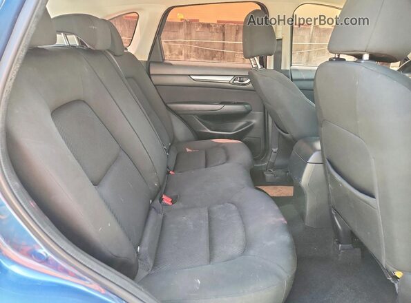 JM3KFABMXJ1403726 2018 MAZDA CX-5 Blue Widok wnętrza z tyłu