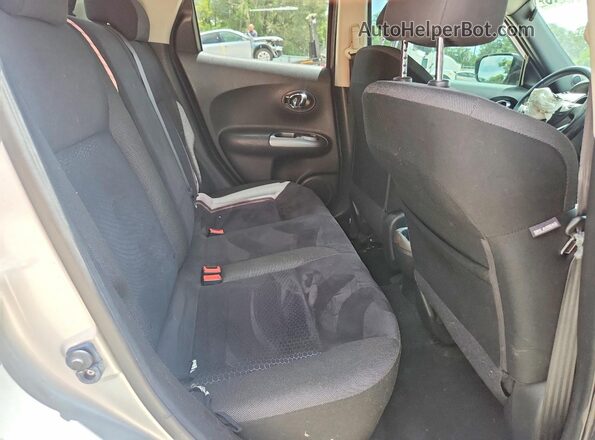 JN8AF5MV1HT754576 2017 NISSAN JUKE Silver Вид задньої частини салону