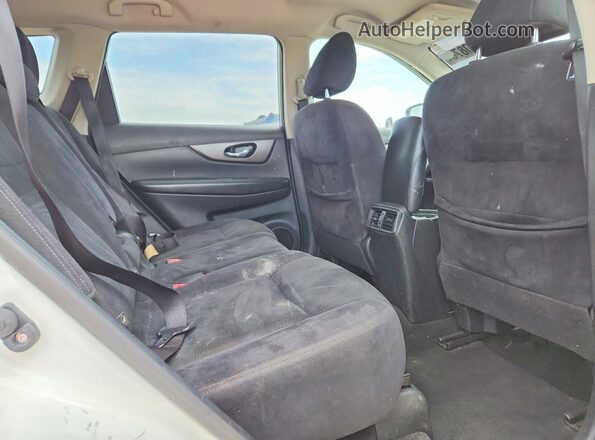 JN8AT2MT6GW017974 2016 NISSAN ROGUE White Widok wnętrza z tyłu