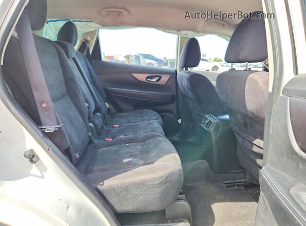 JN8AT2MTXGW004063 2016 NISSAN ROGUE White Widok wnętrza z tyłu