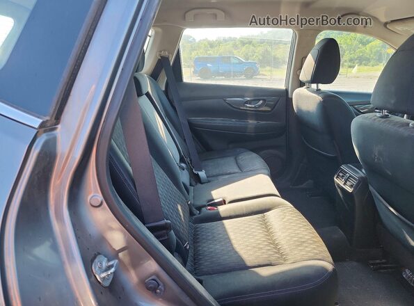 JN8AT2MV0HW260425 2017 NISSAN ROGUE Gray Widok wnętrza z tyłu