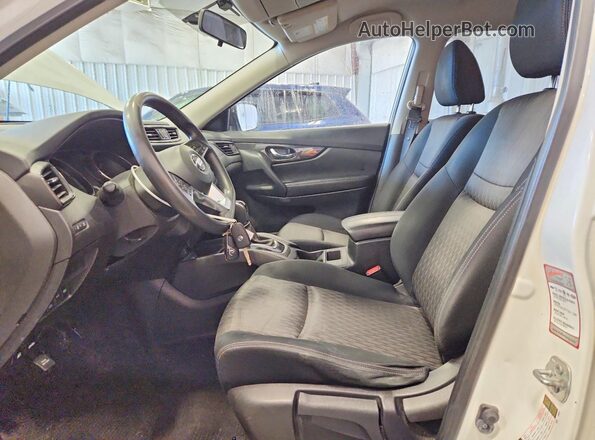 JN8AT2MV7HW009756 2017 NISSAN ROGUE White Вид салону спереду