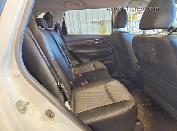 JN8AT2MV7HW009756 2017 NISSAN ROGUE White Вид задніх сидінь