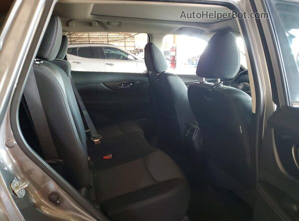 JN8AT2MV8HW010849 2017 NISSAN ROGUE Silver Widok tylnych siedzeń