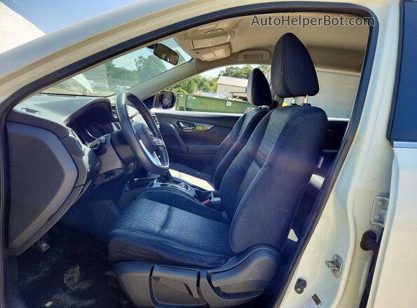 JN8AT2MVXHW026406 2017 NISSAN ROGUE Белый Вид салона спереди