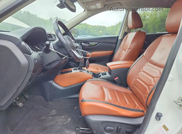 JN8AT2MVXHW282982 2017 NISSAN ROGUE Белый Вид салона спереди