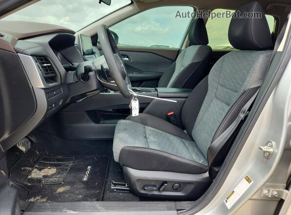 JN8BT3BA0PW431795 2023 NISSAN ROGUE Серебряный Вид салона спереди