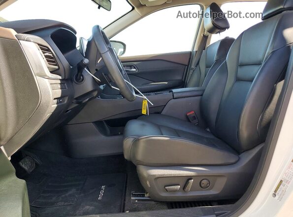 JN8BT3BB8PW479814 2023 NISSAN ROGUE White Widok wnętrza z przodu