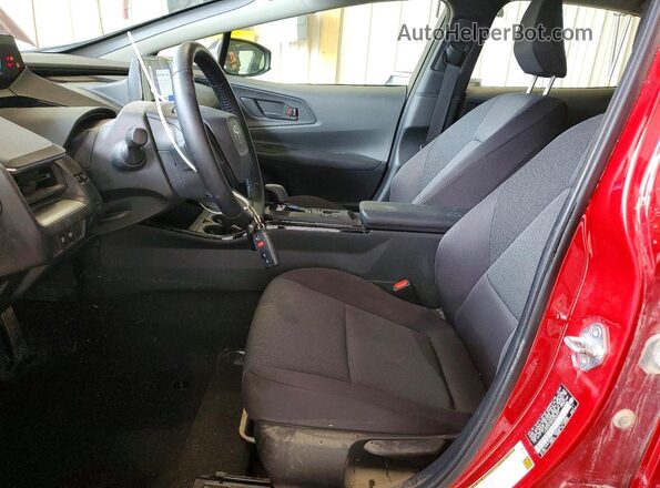 JTDACAAU5R3046597 2024 TOYOTA PRIUS Красный Вид салона спереди