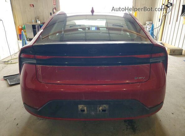 JTDACAAU5R3046597 2024 TOYOTA PRIUS Красный Вид сзади