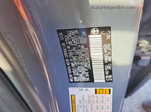 JTDACAAU8R3040258 2024 TOYOTA PRIUS Gray Widok naklejki z numerem VIN