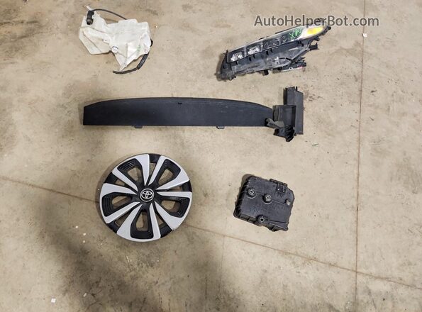 JTDKARFP3J3089013 2018 TOYOTA PRIUS White Շարժիչի բաժամունքի տեսք