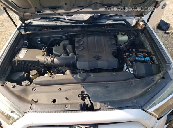 JTEBU5JR7J5534667 2018 TOYOTA 4RUNNER Silver Engine compartment view