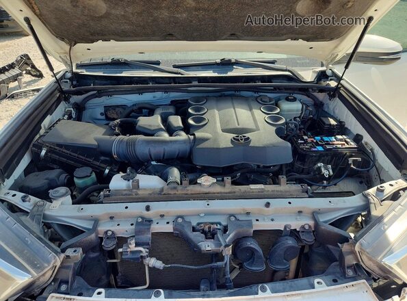 JTERU5JR8M5939049 2021 TOYOTA 4RUNNER White Widok komory silnika