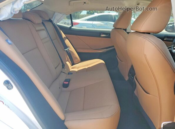 JTHBA1D2XJ5076352 2018 LEXUS IS White Widok tylnych siedzeń