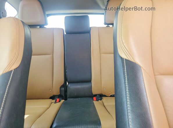 JTMDFREV9HJ118921 2017 TOYOTA RAV4 Red Widok tylnych siedzeń