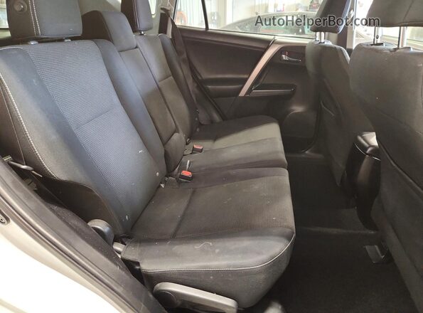 JTMRFREV6HJ111592 2017 TOYOTA RAV4 White Widok tylnych siedzeń