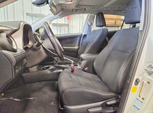 JTMRFREV6HJ111592 2017 TOYOTA RAV4 White Widok wnętrza z przodu