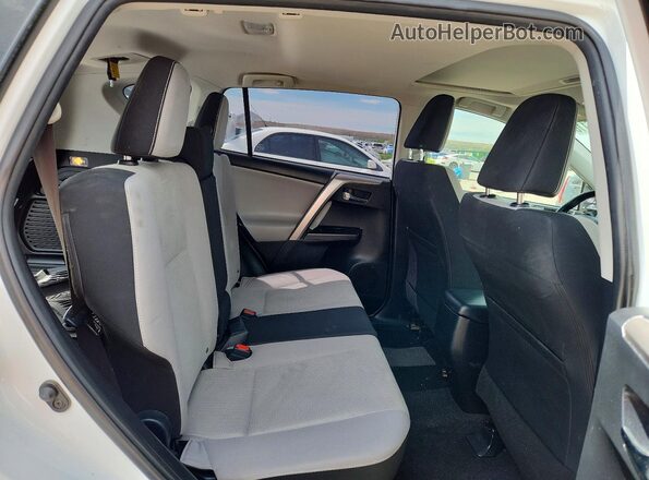 JTMRFREV8HD201390 2017 TOYOTA RAV4 White Vista de los asientos traseros
