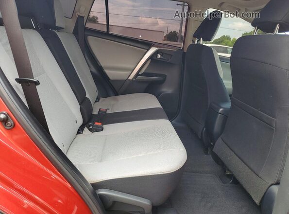 JTMWFREV9HJ142693 2017 TOYOTA RAV4 Red Rear interior view