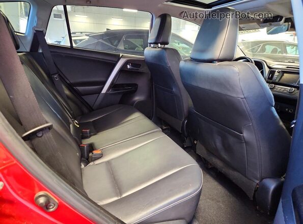 JTMYFREV3GJ070431 2016 TOYOTA RAV4 Red Widok wnętrza z tyłu