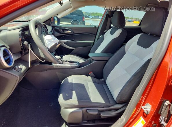 KL77LFE20RC033804 2024 CHEVROLET TRAX Оранжевый Вид салона спереди