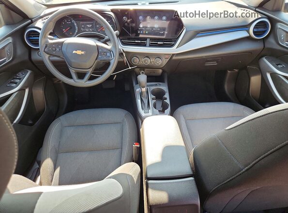 KL77LFE29RC100495 2024 CHEVROLET TRAX Черный Вид панели приборов