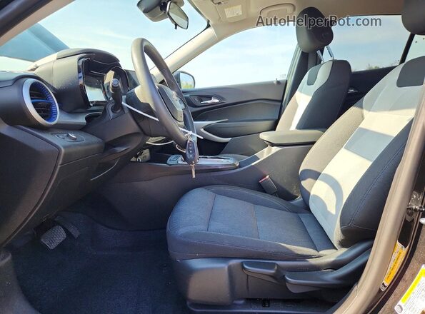 KL77LFE29RC100495 2024 CHEVROLET TRAX Черный Вид салона спереди