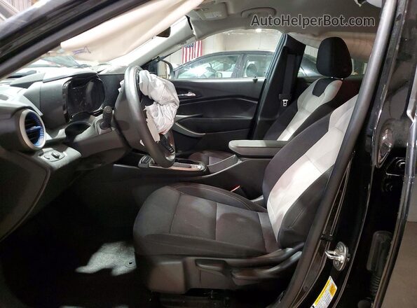 KL77LFEP1SC001266 2025 CHEVROLET TRAX Черный Вид салона спереди