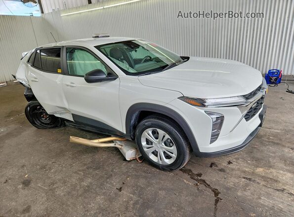 KL77LFEP8SC197738 2025 CHEVROLET TRAX White Delantero derecho