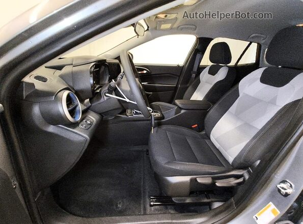 KL77LFEPXTC098629 2026 CHEVROLET TRAX Silver Սալոնի դիմացի տեսք